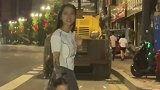 女子带孩子散步被后车鸣笛惊吓