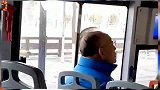 大爷也开始跟随潮流了，这发型有点酷！