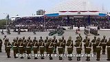 军犬在队伍里实力抢镜，公然笑场萌翻众人：这是走后门选上的吧！