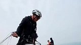 男子带自家狗狗体验滑翔伞，空中上演现实版目瞪狗呆