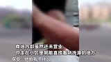 保安在小区公共场所光着身子洗澡，被业主拍下后火冒三丈：你个流氓，偷拍我