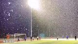 北方校园大雪漫天飞舞，秒变童话世界！