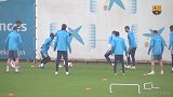 巴萨大雨中训练 全队积极抢圈梅西依旧专注