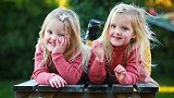 苏格兰：“镜像”双胞胎姐妹网上走红，生活习惯完全相反