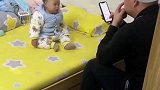爸爸带娃时玩手机，宝宝主动帮爸爸把风