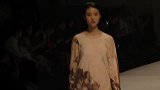 广东时装周棕色连衣裙，女木身材妩媚更加耀眼夺目炫彩