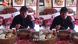 大衣哥摆拍翻车，吃发霉馒头被指作秀，媳妇偷笑被质疑穿帮