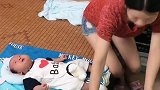 妈妈给小宝宝冲奶粉，只是动作有点慢了，宝宝就迫不及待的大哭！