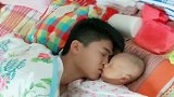 起床上了个厕所，回来就看到这一幕，真不愧是爸爸的小情人！