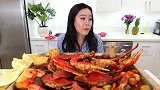 小姐姐吃雪蟹和大虾，满满的一桌子，看馋嘴了