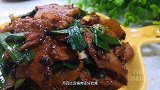 一道比回锅肉还好吃的下饭菜，做法和配料都很简单，两分钟就出锅