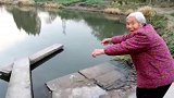 84岁老奶奶跳下池塘救起三岁男孩