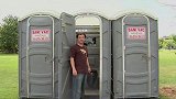 国外恶作剧：一头栽进马桶里，路人大呼救命