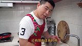 姐夫回城小厨招待，5斤牛排骨一只骨香鸡，两人举杯对饮吃喝安逸