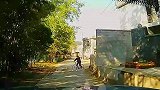 司机在农村山路开快车，路口未提前减速