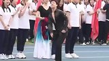 男子在运动会上自信展示拉丁舞，引得全校师生注目