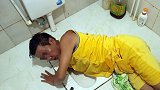 贵州一男子便池捞鱼被卡 消防“凿池”施救