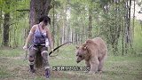 女子拿弓箭射一头棕熊，直接被熊扑倒，大家看到都笑了