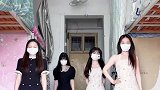 女生在宿舍跳集体舞