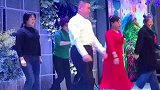 儿子婚礼现场，喜婆婆开心领舞嗨翻全场