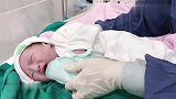 这个刚出生的宝宝颜值高呀，八个字“漂亮干净活泼可爱”