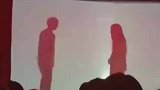 学校晚会表演浪漫舞台剧，头套掉下来的那一刻绷不住了
