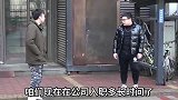小伙假装公司领导，在门口抓早退员工，被识破后惨了
