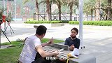 街头“哑巴卖刀”骗局，骗子假装哑巴，把劣质菜刀高价卖给你