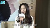 杨幂曝英文名是Rebecca！欢迎条幅前拍照排面十足