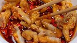 追剧必备泡凤爪，好吃到舔手指。美食