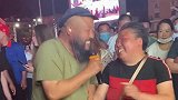 不是一家人不进一家门，夫妻街头唱歌霸气十足，吸引不少路人围观