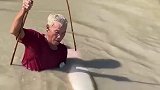 大爷还是老了，换个年轻人可能就捞上来了