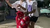 两人排练舞狮的一幕，动作丝滑，臂力惊人,简直不要太帅