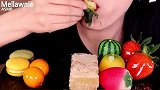美女试吃冰糖金桔、马卡龙、立方水果冰、冰糖草莓、蜂巢蜜
