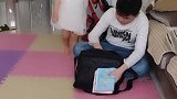 二哥要返校了，2岁妹妹拿出最爱的零食给哥