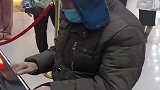 八旬老人商场内弹钢琴，老伴站一旁陪伴
