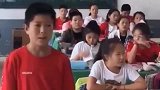 山村小学见到的一个小男孩，在教室给大家清唱歌曲，网友有天赋