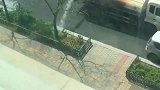 狭路相逢勇者胜，清洁工正在路边打扫，正好赶上洒水车过来作业