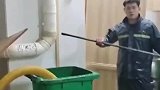 男子在管道扎出一个洞，再用软管将污水吸走