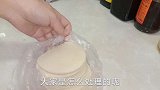 家里包饺子剩下的饺子皮，做成葱油饼又香又脆，比手抓饼还好吃