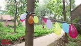 小伙伴们一起玩弹弓打气球，没想洋洋竟然打中了个蛙跳，太惨了
