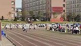 女生横穿跑道，被正在比赛的男生撞倒