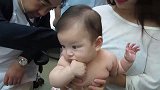 这么萌的宝宝让你给整哭了，日本人接种疫苗方式好奇葩