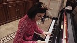 黄磊女儿多多弹钢琴组曲庆祝圣诞_穿红色毛衣戴鹿角很应景
