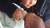 小哥哥第一次见到新生妹妹，抱着亲了又亲，好温馨