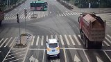 太恐怖，渣土车闯红灯，避开公交车，自己面目全非