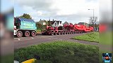 实拍大卡车运送总重量高达690吨机械设备的过程