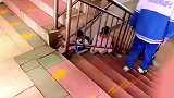 学校一幕发生了，高中生丝滑下楼梯