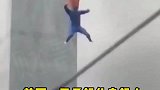 国外男子像学超人飞翔，最后不仅没成功