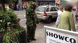 国外爆笑街头恶搞，满是鲜花的野人动了起来，路人反应太激动了